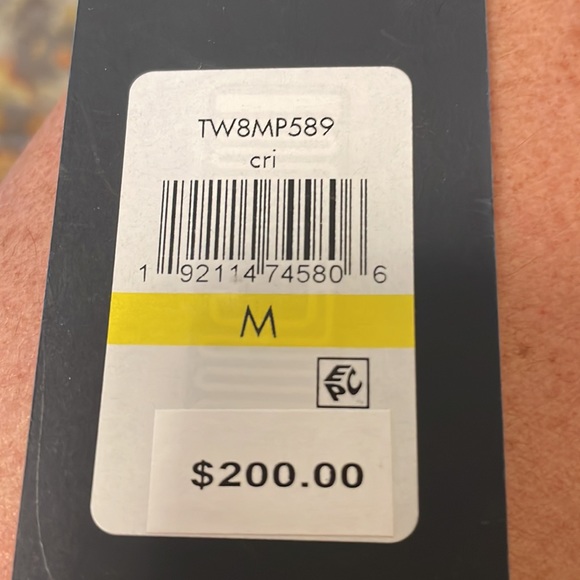 Get ready for snow with this fur hooded red puffer coat. Tommy Hilfiger size M - Picture 9 of 9